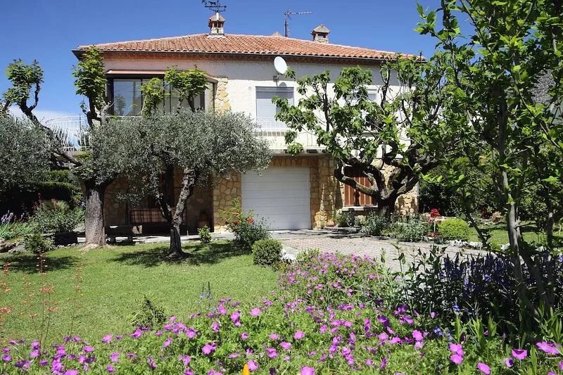 Villa 100m2 with enclosed garden planted with trees close to the city center