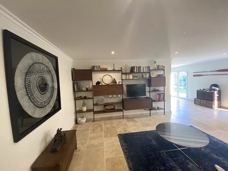 VILLA 5* WITH SWIMMING POOL GARDEN PARKING (ONLY THE GROUND FLOOR IS RENTAL
