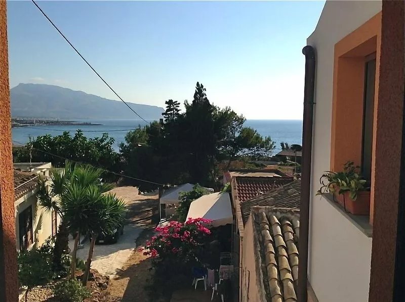 The House between Sea and Nature