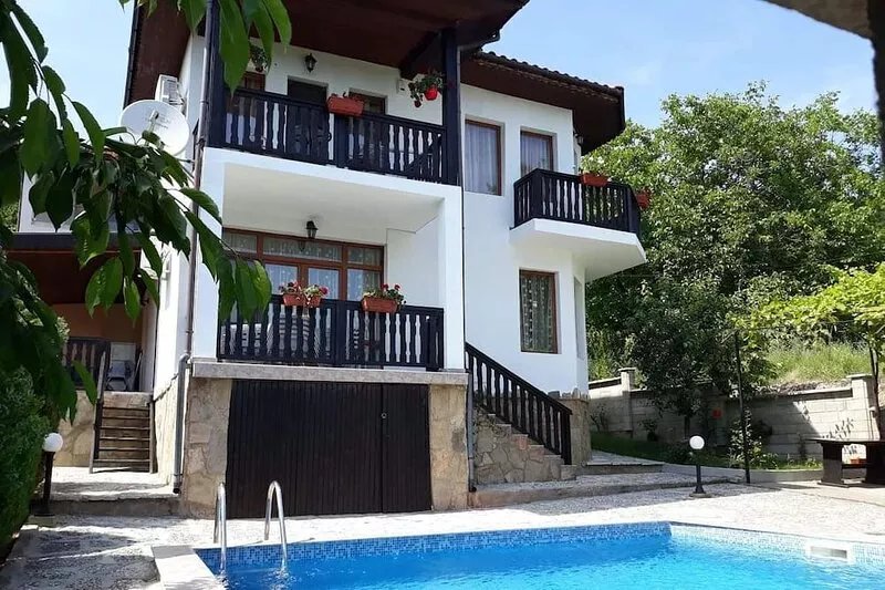 HOLLY - Quiet guest house with seaview and a pool