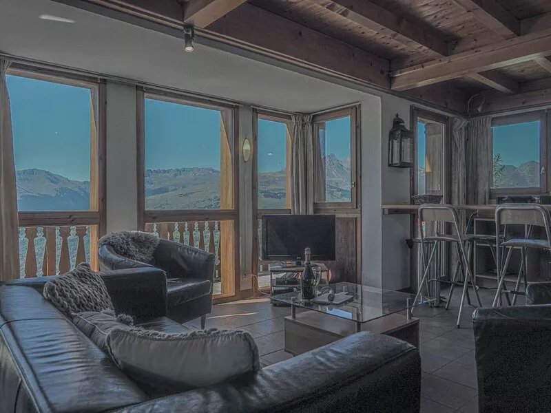 La Couronne is a spacious ski chalet that sleeps 10p over 3 floors