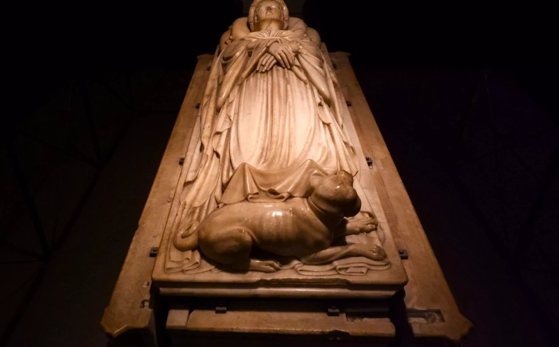 Monumento a Ilaria del Carretto