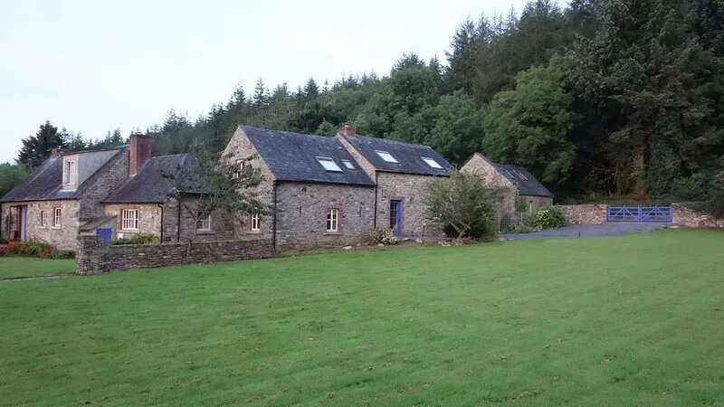 Cozy 2-bedroom stone cottage with large garden