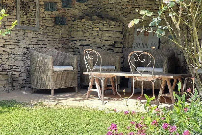 Charming house with swimming pool in an authentic village 10 mn from Gordes