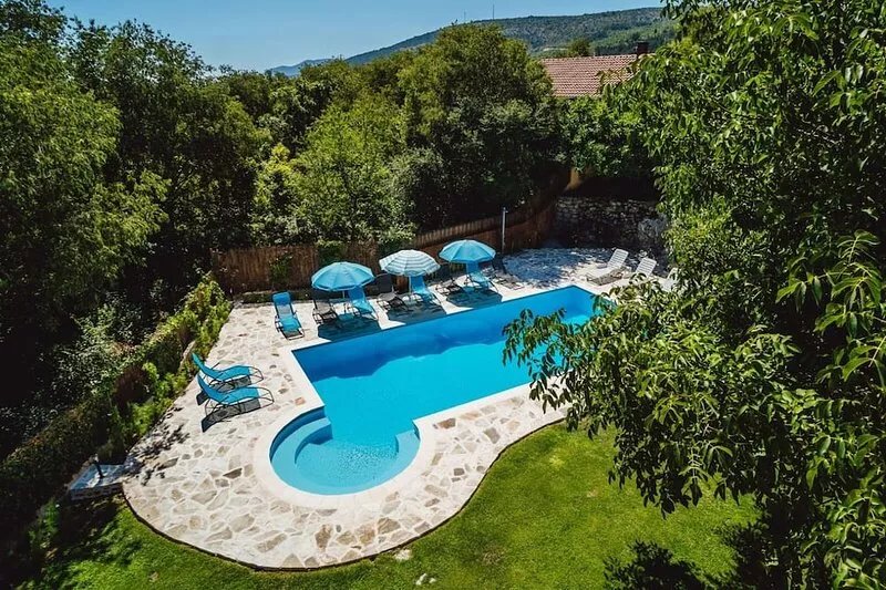 BEAUTIFUL  VILLA WITH  PRIVATE SWIMMING POOL AND OUTSIDE BARBICUE NEAR MAKARSKA