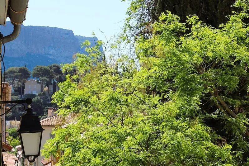 Village house with exterior in the heart of Cassis