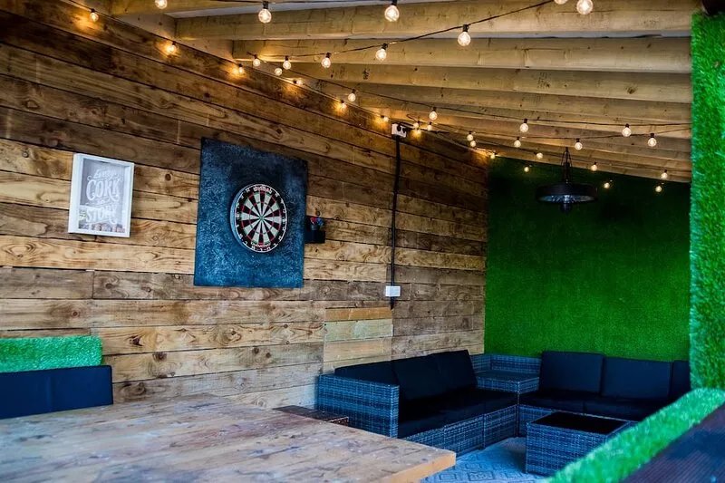 Ivydene, Luxury Cottage with Covered Hot Tub and Log Burner.