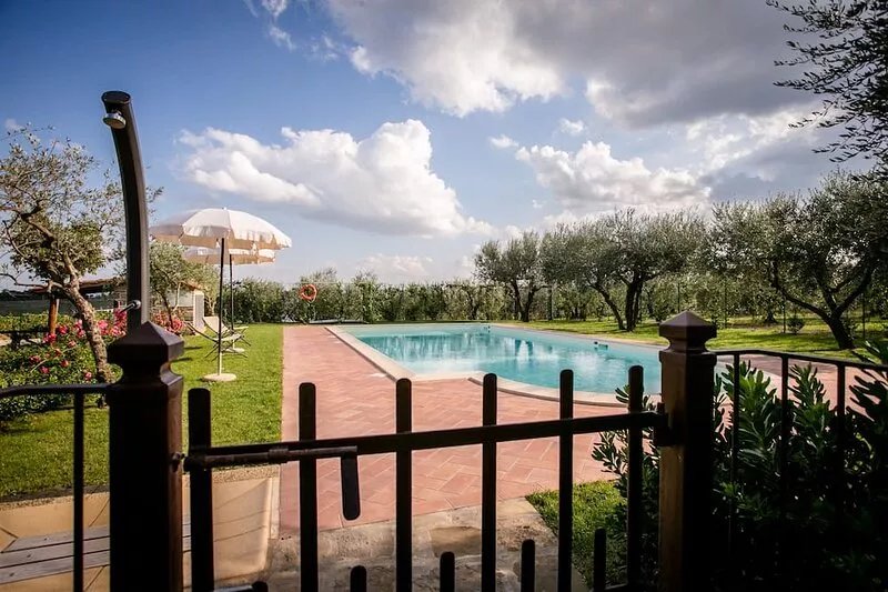 Farmhouse among olives trees and sunflowers- private pool and garden