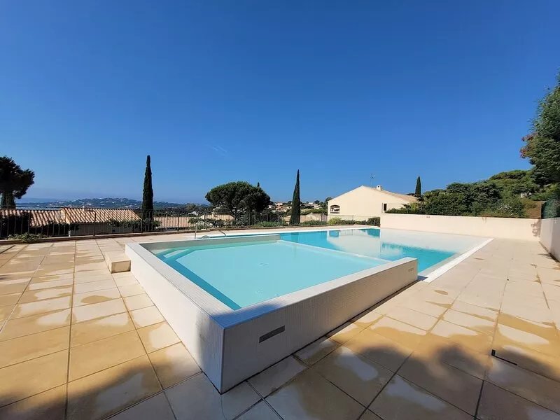 Air-conditioned studio, terrace, garden, swimming pool, beach 300 metres Ste