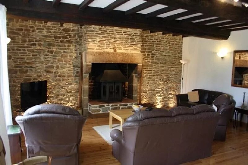 Country location with easy access to local towns.  Sleeps up to six people.