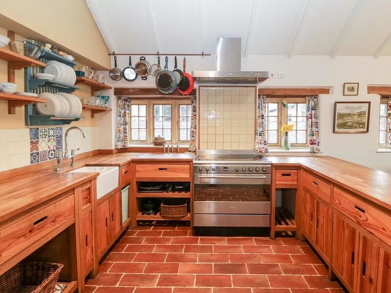 OLD CARY COTTAGE, pet friendly, character holiday cottage in Langport