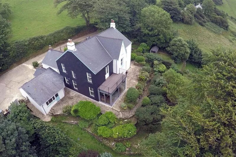 Girt Farm is a beautifully restored and stylishly decorated 18th Century house