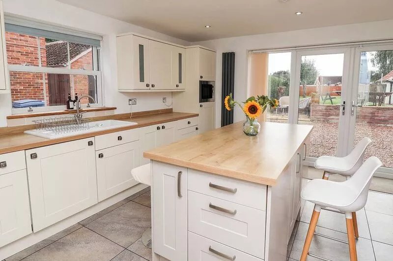 TIVOLI, pet friendly, character holiday cottage in Elkesley