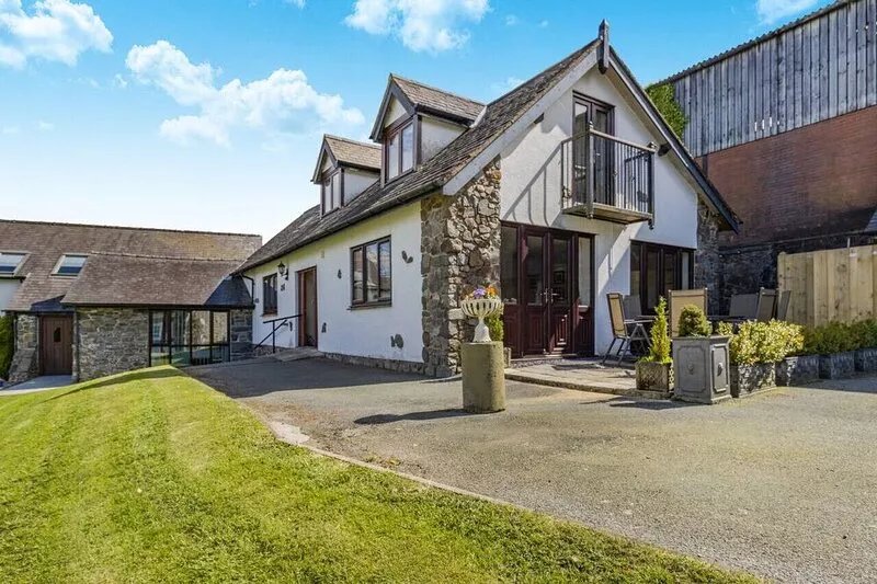 1 Derw Cottages - Four Bedroom House, Sleeps 8