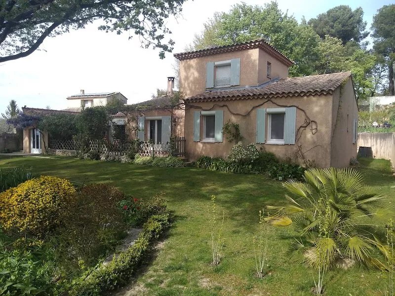 At the foot of the Luberon, charming house, very quiet  near village center.