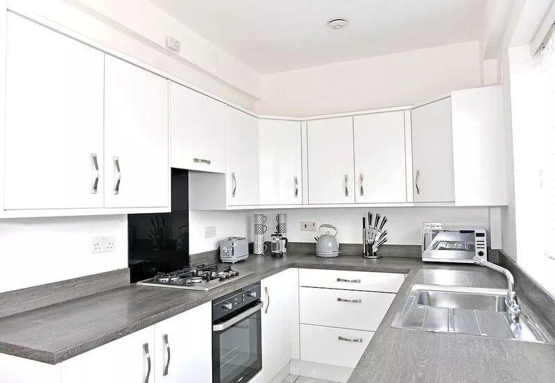Wonderfully presented 3-Bedroom property in great central location with Balcony