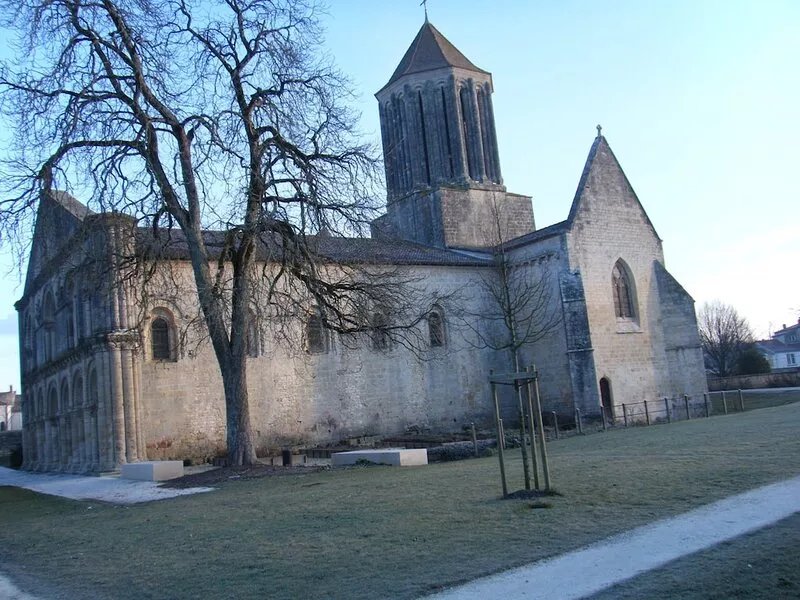 SPECIAL OFFER AUGUST Charentaise house in quiet village close to La Rochelle.