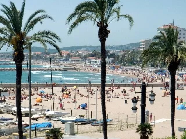 Sitges center. Free Wifi. Spacious, lightly apartment, 20m beach. Very calm