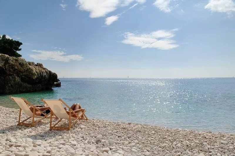 Romantic house with pool in a quiet village, 15 minutes drive to the sea. Wi-Fi