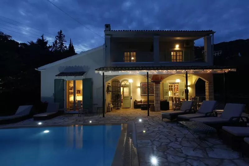 Stunning Secluded Villa with the sea at the end of the Drive