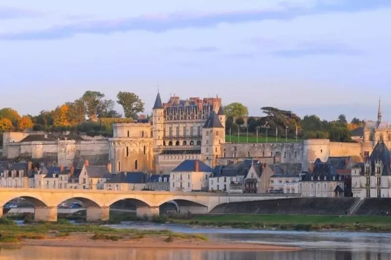 AU COEUR DES CHATEAUX DE LA LOIRE 18° 3* 5 people - enclosed wooded area