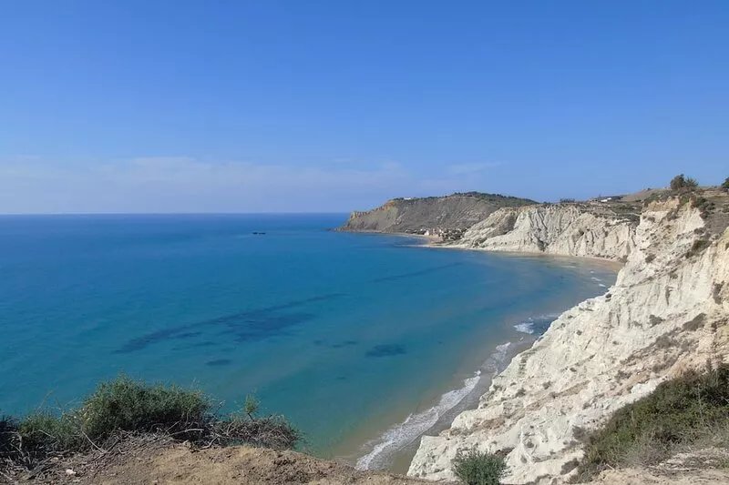 Villa with private access to the sea.