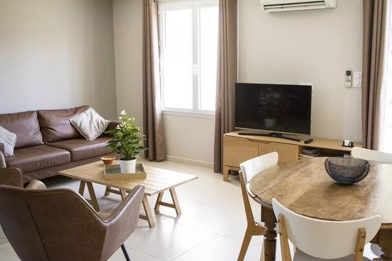 COTTAGE IN THE COUNTRYSIDE 5 KM AVIGNON 2 BEDROOMS AND BATHROOM PRIVATE