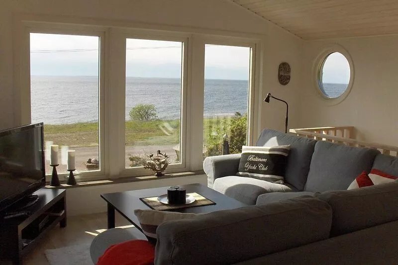 Holiday home with a beautiful location right next to the sea