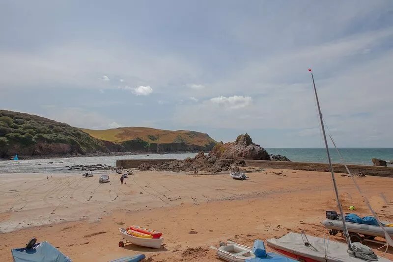Lovely fisherman's cottage only a few steps down to the beach in South Devon