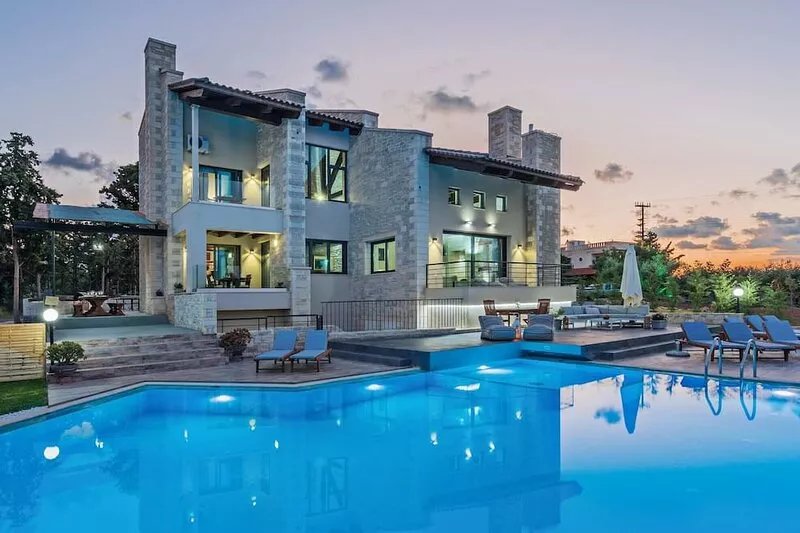 Free Breakfast at villa with Outdoor & Indoor Pool, Hot Tub, Home Cinema