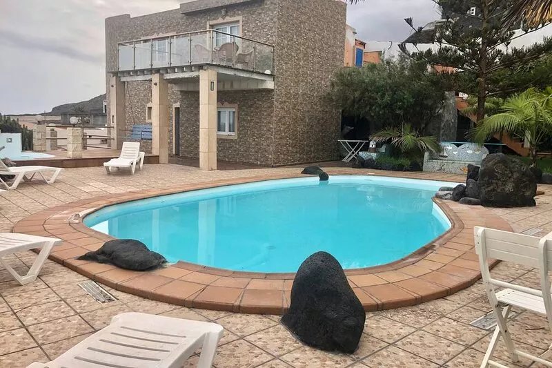 In front of the sea with pool and Jacuzzi with sea water, both
