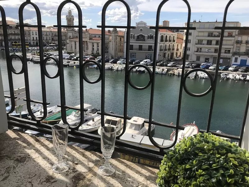 Sète quay apartment with view of boat fleet + Secure standard garage