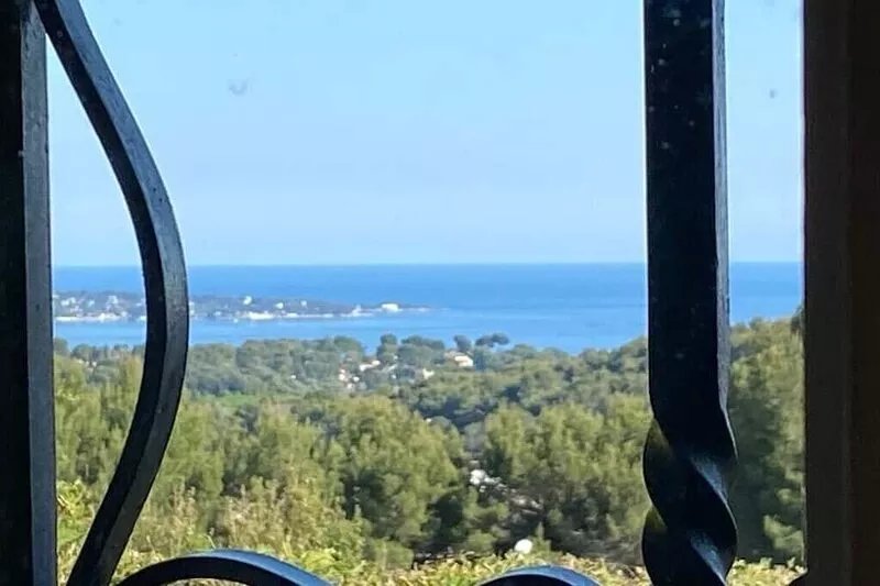 BEAUTIFUL VILLA IN ANTIBES WITH SEA VIEW, LARGE POOL AND GARDEN