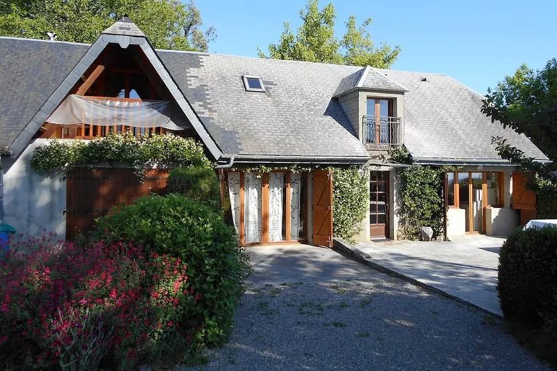 Self catered house on a large lot, mountain view, no neighbours, very quiet