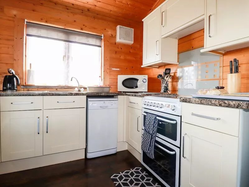 MAPLE LODGE, family friendly, character holiday cottage in Lanivet