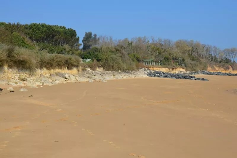 LARGE HOUSE DIRECTLY ON THE BEACH