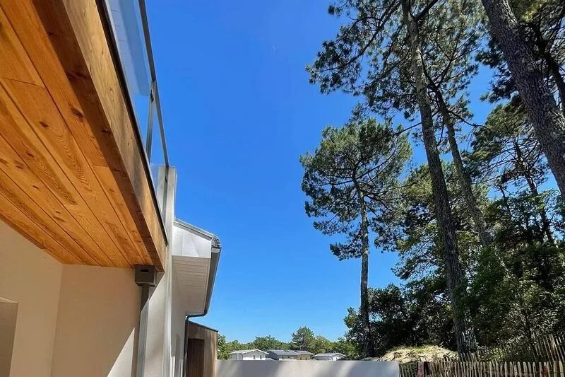 Modern villa with heated pool 500m from the beach