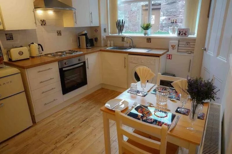 Scot’s themed  cottage ,super king bed, ideal location. Pet friendly.