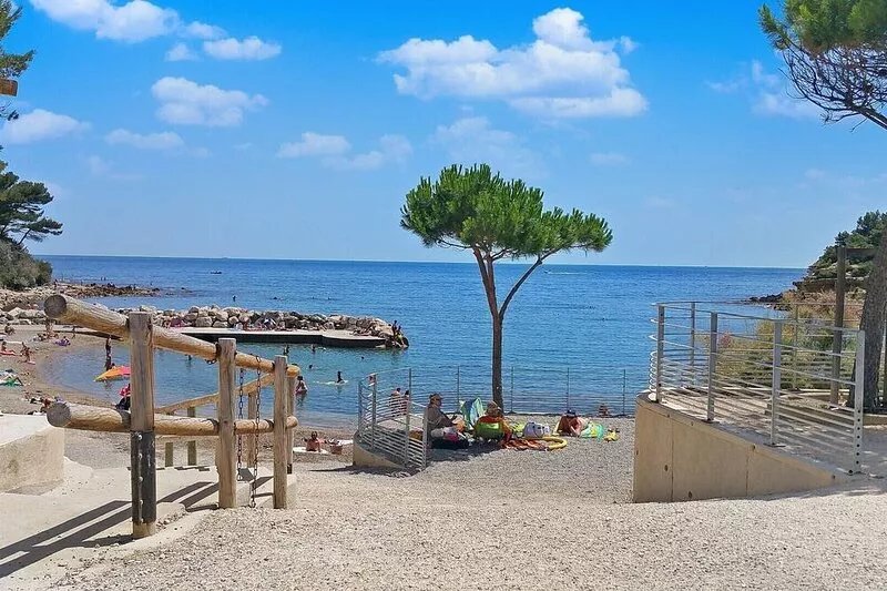 Quiet villa with swimming pool and private garden. Beach and village 800 m'away