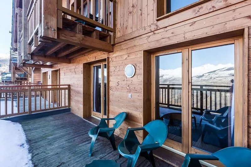 Luxury 2 bedroom apartment within a chalet, 55m2  in village location Les Coches