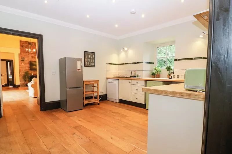 THE OLD LAUNDRY COTTAGE, pet friendly, with a garden in Perth