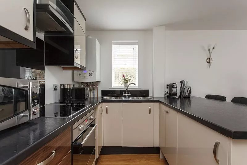 Stunning Contemporary Apartment - Free Parking - 5 Minute Walk To The Beach