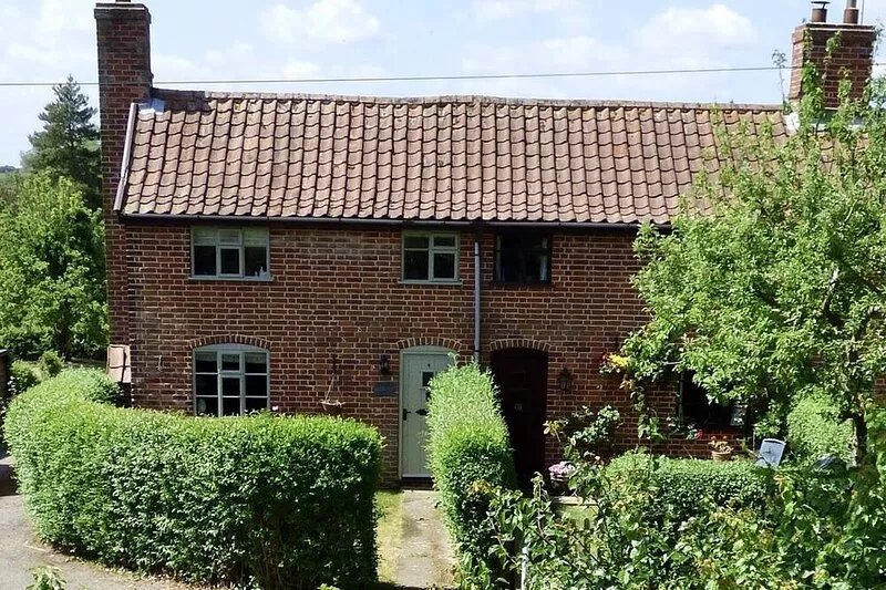 Grade 2 Listed Idyllic Country Cottage close to famous Suffolk Heritage Coast