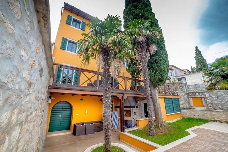 Villa in the old town with spacious rooms, overlooking the sea, old town, pool