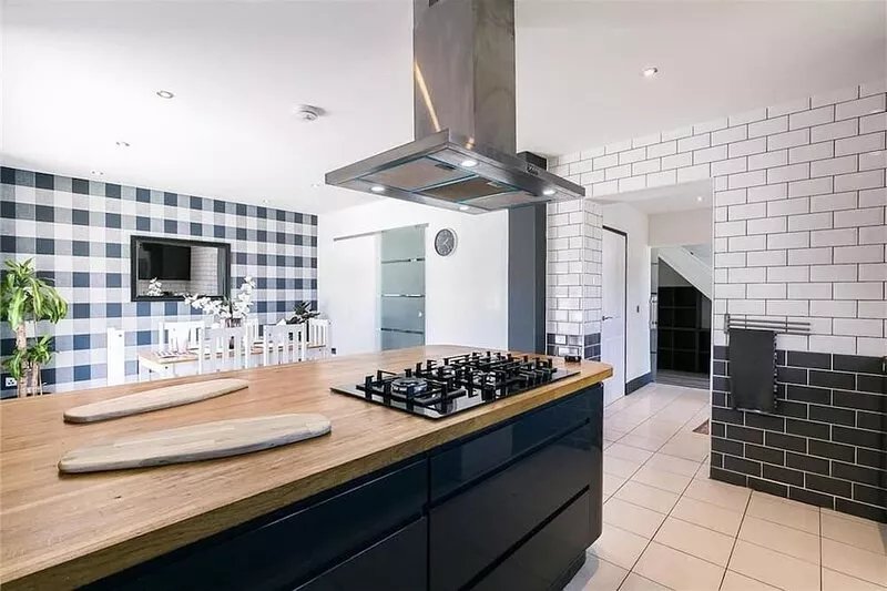 Modern Spacious 4 Bedroom Property in Desirable Part of Town