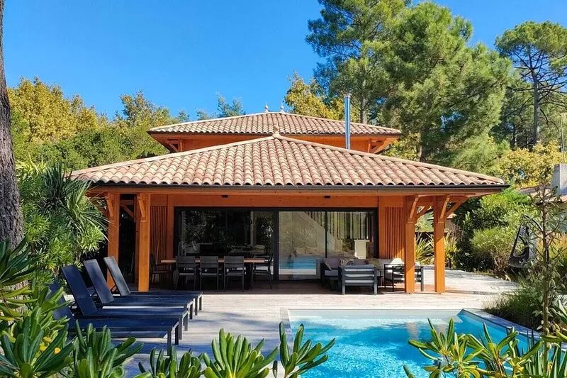 Splendid air-conditioned villa with heated pool between pond and ocean