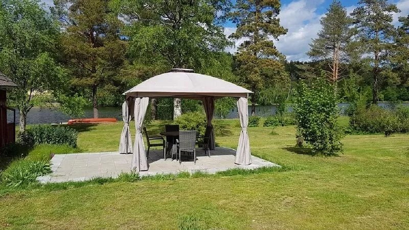 Cozy holiday home with a 2500 square meter garden right on the lake