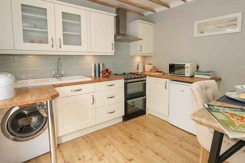 APPLE TREE COTTAGE, pet friendly, with a garden in Preston