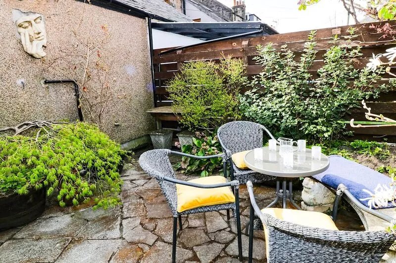 6 RONALD PLACE, pet friendly, character holiday cottage in Stirling