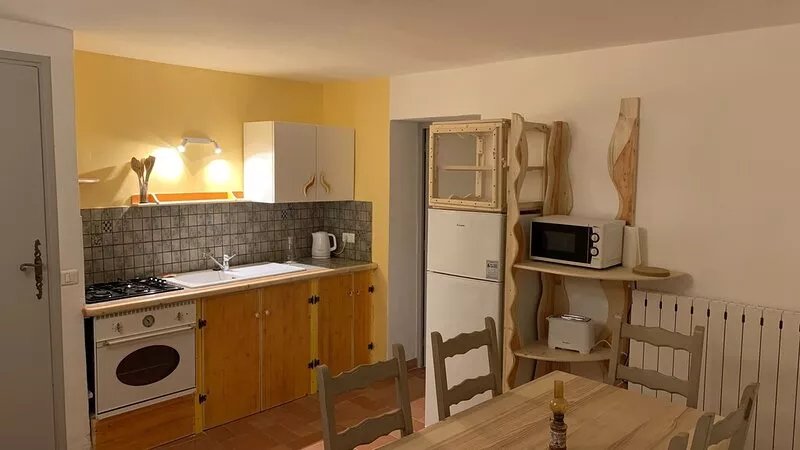 Vacation apartment near Mt Vetoux, in the heart of a small Provencal village